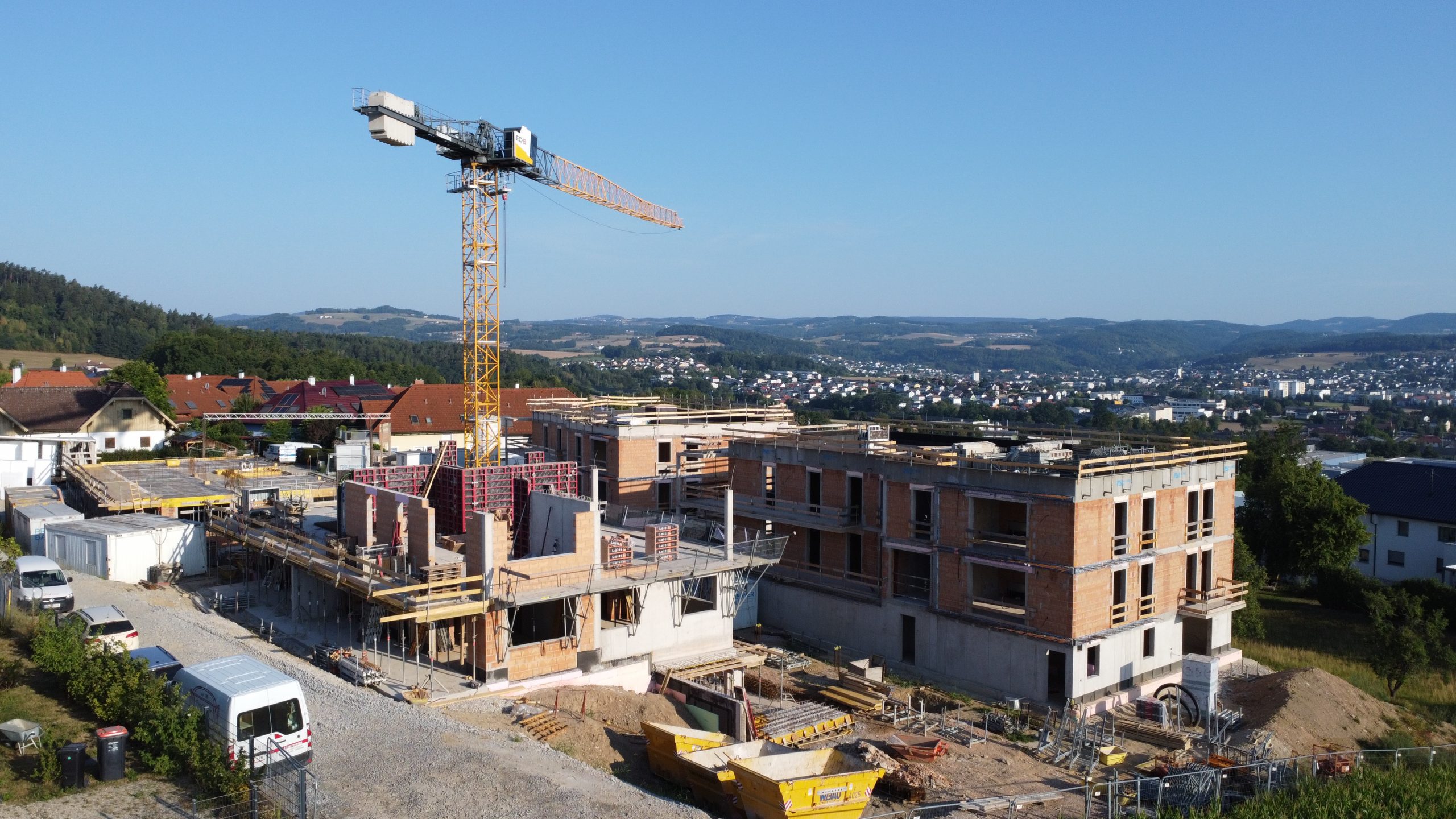Baustelle im August 2026, Rohbau unter Dach